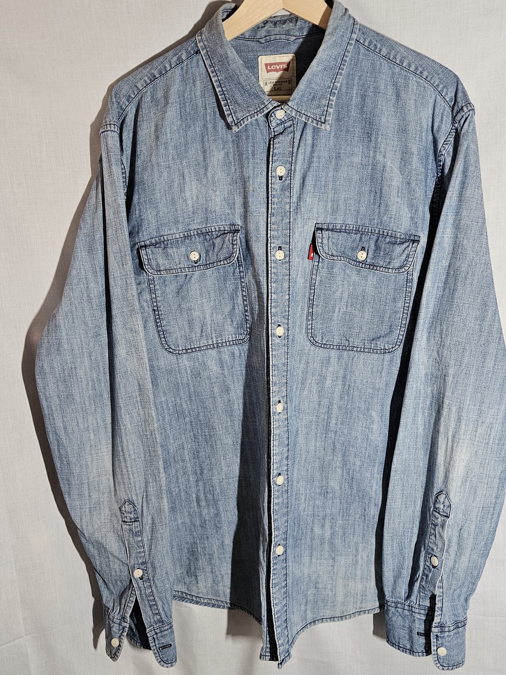Levi's Light Wash Denim Button-Up Shirt sz L - Picture 2 of 11